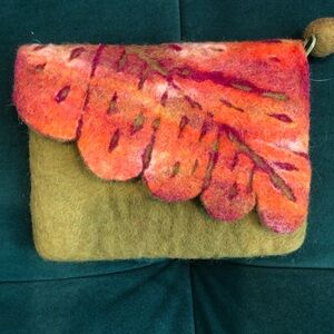 💛PLEASE BUNDLE💛 NWOT artisan 100% wool coin purse - made in Nepal